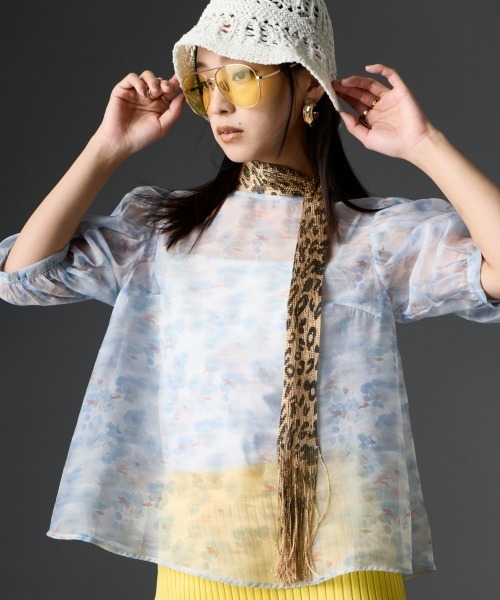 GEVS.（ジェイヴィス）の「フラワープリントシアーブラウス＜大きいサイズ有＞GEVS.（シャツ/ブラウス・レディース・ピンク系/ブルー系・3L/LL/L/M/5L/4L）」の2枚目の写真