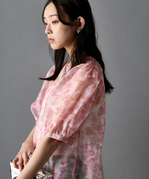 GEVS.（ジェイヴィス）の「フラワープリントシアーブラウス＜大きいサイズ有＞GEVS.（シャツ/ブラウス・レディース・ピンク系/ブルー系・3L/LL/L/M/5L/4L）」の12枚目の写真