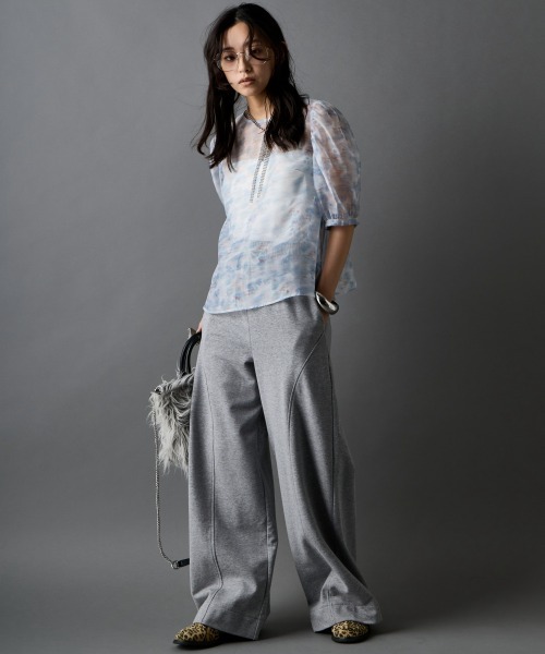 GEVS.（ジェイヴィス）の「フラワープリントシアーブラウス＜大きいサイズ有＞GEVS.（シャツ/ブラウス・レディース・ピンク系/ブルー系・3L/LL/L/M/5L/4L）」の4枚目の写真