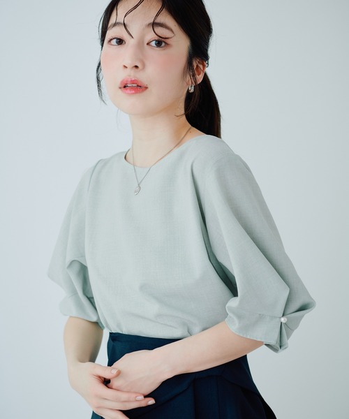 natural couture(ナチュラルクチュール)の「パール付きタックスリーブブラウス(シャツ/ブラウス・レディース・ライトグレー/その他1/ミント/ネイビー/オレンジ系その他/オフホワイト/ブルー/グリーン・FREE)」の4枚目の写真