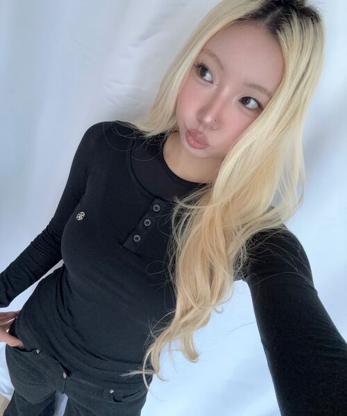 DAUSPICE(ディーオスピス)の「(DUC) Henley-Neck Double-Layer Long Sleeve Black(Tシャツ/カットソー・レディース・ブラック・ONE SIZE)」の5枚目の写真