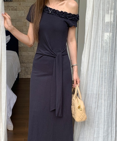 AMAJI(アマジ)の「メローフリル アシンメトリーショルダー リボン付き ニットワンピース(ワンピース・レディース・ブラック/ネイビー・FREE)」の1枚目の写真