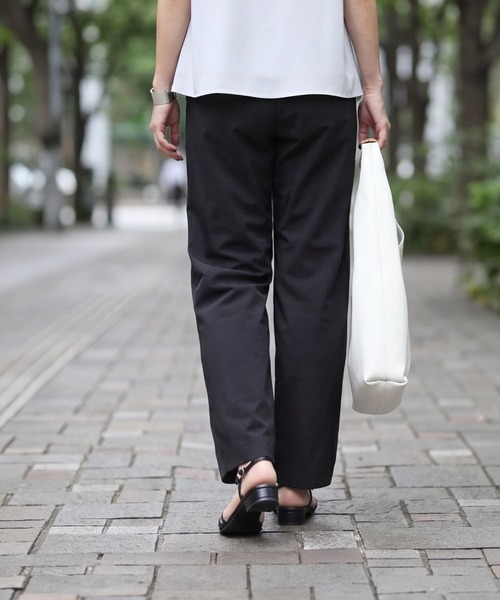 STYLE DELI(スタイルデリ)の「しっとりマットナイロンパンツ(スラックス・レディース・ブラック/ダークパープル・01/02)」の11枚目の写真