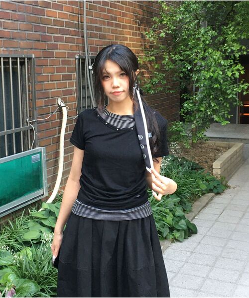 OURSAYSOUR(アワーセイアワー)の「Vネックレイヤードスタッズスリム半袖Tシャツストライプ(Tシャツ/カットソー・レディース・ブラック・FREE)」の7枚目の写真