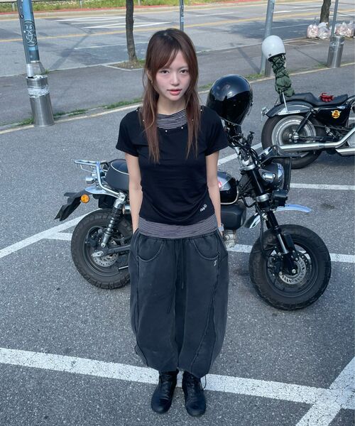 OURSAYSOUR(アワーセイアワー)の「Vネックレイヤードスタッズスリム半袖Tシャツストライプ(Tシャツ/カットソー・レディース・ブラック・FREE)」の11枚目の写真