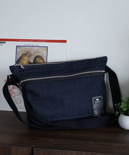 MADDEN EQUIPMENT(メデン イクイップメント)の「MADDEN EQUIPMENT デニム MAJESTY ショルダーバッグ(ショルダーバッグ・メンズ・ネイビー/ブラック・フリー)」の1枚目の写真