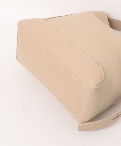 NiiNa(ニーナ)の「【NiiNa】【高品質牛革】ワンハンドルスクエアショルダーレザーバッグ(ショルダーバッグ・レディース・ベージュ・FREE)」の11枚目の写真