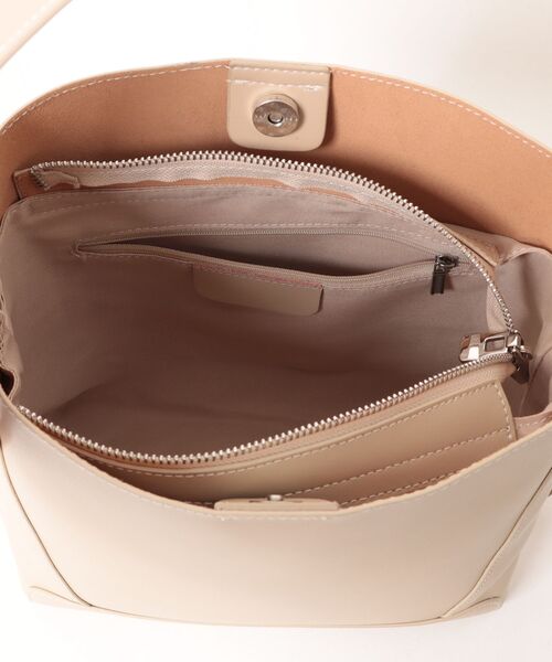 NiiNa(ニーナ)の「【NiiNa】【高品質牛革】ワンハンドルスクエアショルダーレザーバッグ(ショルダーバッグ・レディース・ベージュ・FREE)」の10枚目の写真