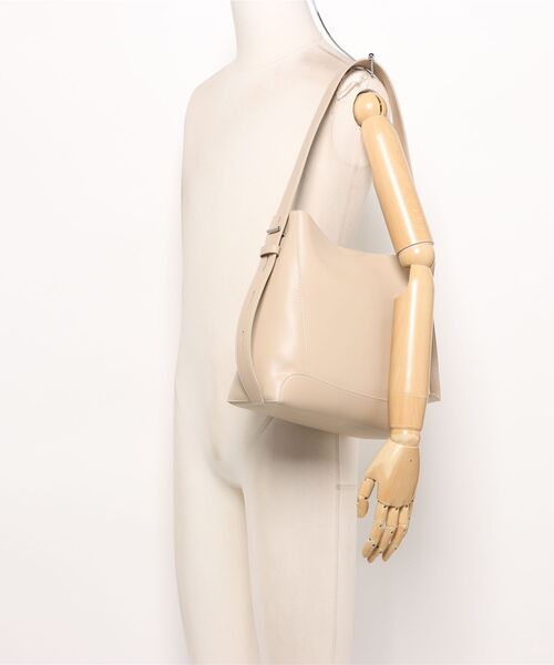 NiiNa(ニーナ)の「【NiiNa】【高品質牛革】ワンハンドルスクエアショルダーレザーバッグ(ショルダーバッグ・レディース・ベージュ・FREE)」の9枚目の写真