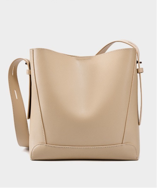 NiiNa(ニーナ)の「【NiiNa】【高品質牛革】ワンハンドルスクエアショルダーレザーバッグ(ショルダーバッグ・レディース・ベージュ・FREE)」の1枚目の写真