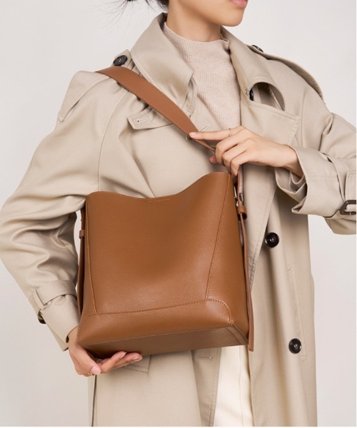 NiiNa(ニーナ)の「【NiiNa】【高品質牛革】ワンハンドルスクエアショルダーレザーバッグ(ショルダーバッグ・レディース・ベージュ・FREE)」の8枚目の写真