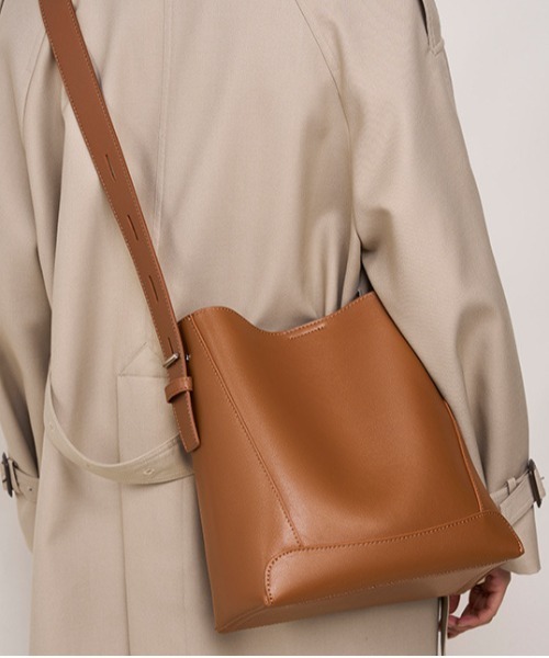 NiiNa(ニーナ)の「【NiiNa】【高品質牛革】ワンハンドルスクエアショルダーレザーバッグ(ショルダーバッグ・レディース・ベージュ・FREE)」の7枚目の写真