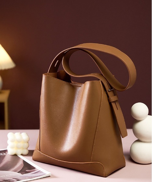 NiiNa(ニーナ)の「【NiiNa】【高品質牛革】ワンハンドルスクエアショルダーレザーバッグ(ショルダーバッグ・レディース・ベージュ・FREE)」の6枚目の写真