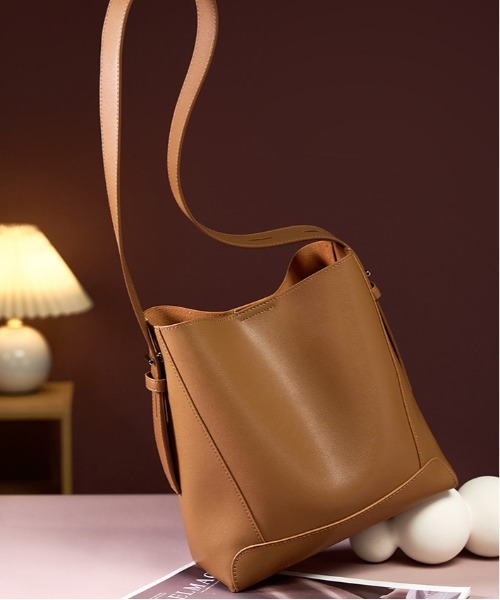 NiiNa(ニーナ)の「【NiiNa】【高品質牛革】ワンハンドルスクエアショルダーレザーバッグ(ショルダーバッグ・レディース・ベージュ・FREE)」の5枚目の写真