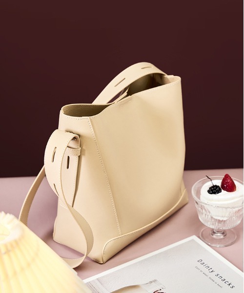 NiiNa(ニーナ)の「【NiiNa】【高品質牛革】ワンハンドルスクエアショルダーレザーバッグ(ショルダーバッグ・レディース・ベージュ・FREE)」の4枚目の写真