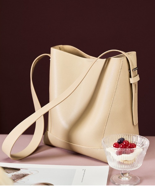 NiiNa(ニーナ)の「【NiiNa】【高品質牛革】ワンハンドルスクエアショルダーレザーバッグ(ショルダーバッグ・レディース・ベージュ・FREE)」の3枚目の写真