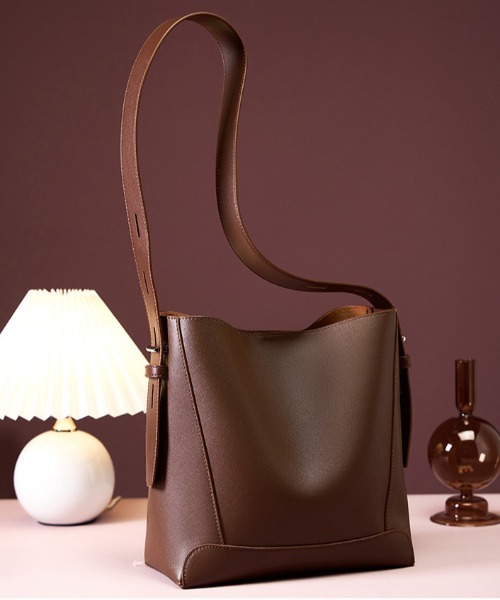 NiiNa(ニーナ)の「【NiiNa】【高品質牛革】ワンハンドルスクエアショルダーレザーバッグ(ショルダーバッグ・レディース・ベージュ・FREE)」の2枚目の写真