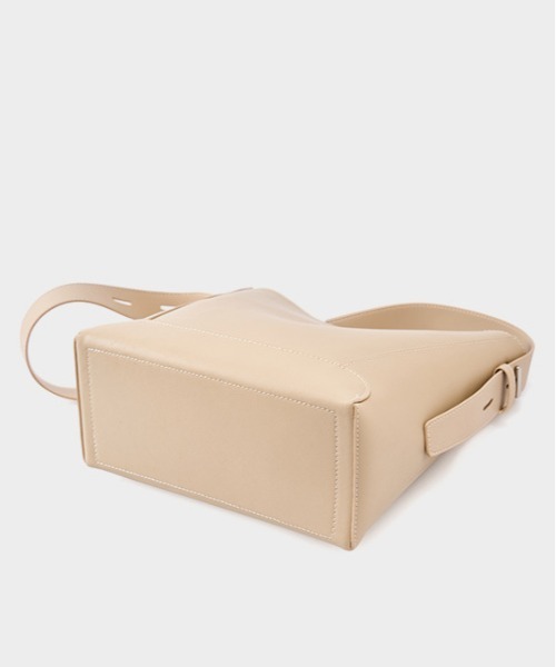 NiiNa(ニーナ)の「【NiiNa】【高品質牛革】ワンハンドルスクエアショルダーレザーバッグ(ショルダーバッグ・レディース・ベージュ・FREE)」の21枚目の写真