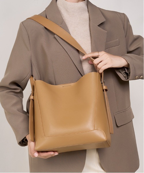NiiNa(ニーナ)の「【NiiNa】【高品質牛革】ワンハンドルスクエアショルダーレザーバッグ(ショルダーバッグ・レディース・ベージュ・FREE)」の16枚目の写真