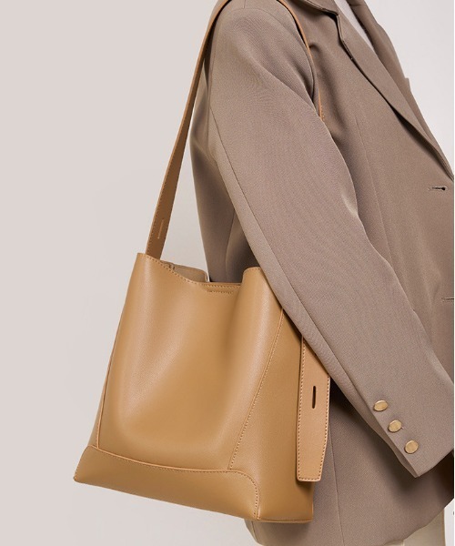 NiiNa(ニーナ)の「【NiiNa】【高品質牛革】ワンハンドルスクエアショルダーレザーバッグ(ショルダーバッグ・レディース・ベージュ・FREE)」の15枚目の写真