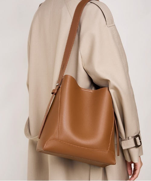 NiiNa(ニーナ)の「【NiiNa】【高品質牛革】ワンハンドルスクエアショルダーレザーバッグ(ショルダーバッグ・レディース・ベージュ・FREE)」の13枚目の写真