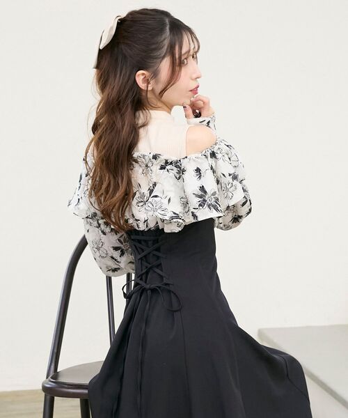 MAJESTIC LEGON(マジェスティックレゴン)の「ウエストきゅっとフリルワンピース(ワンピース・レディース・ベージュ/グレー/ブラック/ピンク/ブラック系その他・LARGE/X-SMALL/SMALL/MEDIUM)」の2枚目の写真