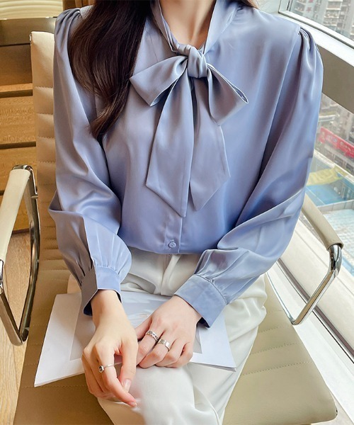 AMAJI（アマジ）の「サテン ボウタイ長袖シャツ（シャツ/ブラウス・レディース・ベージュ/ホワイト/ライトブルー・MEDIUM/LARGE/X-LARGE/SMALL）」の3枚目の写真