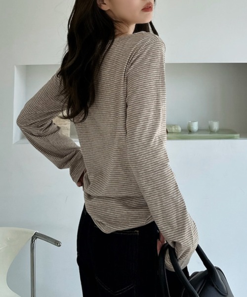 TREOVER(トレオーバー)の「着こなしを自由に楽しめるマルチウェイオフショルトップス(Tシャツ/カットソー・レディース・グレー系その他/ネイビー系/オフホワイト/ブラック/ホワイト系その他/ベージュ系その他・FREE)」の7枚目の写真