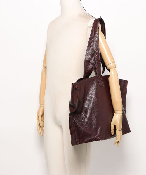 ALLSAINTS(オールセインツ)の「LUTECE LEATHER TOTE BAG | LUTECE レザー トート バッグ(トートバッグ・レディース・バーガンディー・ONE SIZE)」の9枚目の写真
