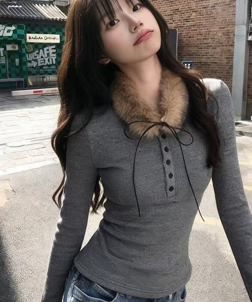 Achic(アシック)の「2WAYファーカラー付きリブカットソー(Tシャツ/カットソー・レディース・グレー・M)」の3枚目の写真