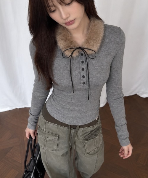 Achic(アシック)の「2WAYファーカラー付きリブカットソー(Tシャツ/カットソー・レディース・グレー・M)」の7枚目の写真