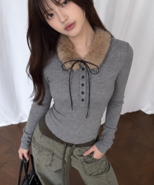 Achic(アシック)の「2WAYファーカラー付きリブカットソー(Tシャツ/カットソー・レディース・グレー・M)」の4枚目の写真