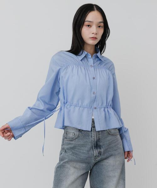 SENSE OF PLACE by URBAN RESEARCH(センスオブプレイスバイアーバンリサーチ)の「クロップドギャザーシャーリングシャツ(シャツ/ブラウス・レディース・ブルー系その他/ブラック系その他/ベージュ系その他・ONE)」の1枚目の写真