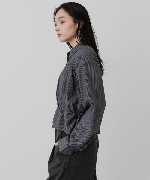 SENSE OF PLACE by URBAN RESEARCH(センスオブプレイスバイアーバンリサーチ)の「クロップドギャザーシャーリングシャツ(シャツ/ブラウス・レディース・ブルー系その他/ブラック系その他/ベージュ系その他・ONE)」の5枚目の写真