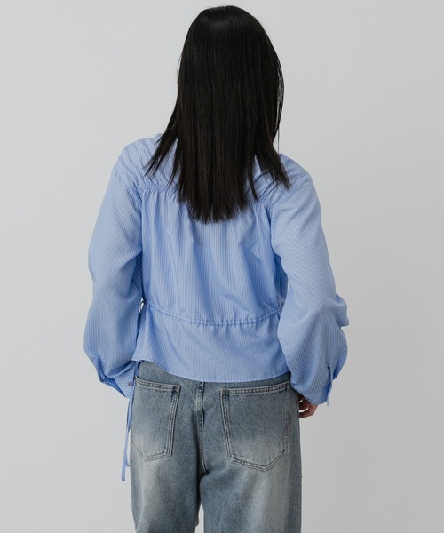 SENSE OF PLACE by URBAN RESEARCH(センスオブプレイスバイアーバンリサーチ)の「クロップドギャザーシャーリングシャツ(シャツ/ブラウス・レディース・ブルー系その他/ブラック系その他/ベージュ系その他・ONE)」の4枚目の写真