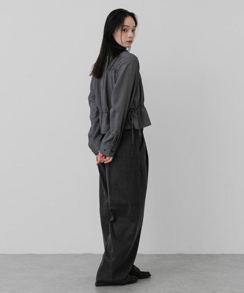 SENSE OF PLACE by URBAN RESEARCH(センスオブプレイスバイアーバンリサーチ)の「クロップドギャザーシャーリングシャツ(シャツ/ブラウス・レディース・ブルー系その他/ブラック系その他/ベージュ系その他・ONE)」の19枚目の写真