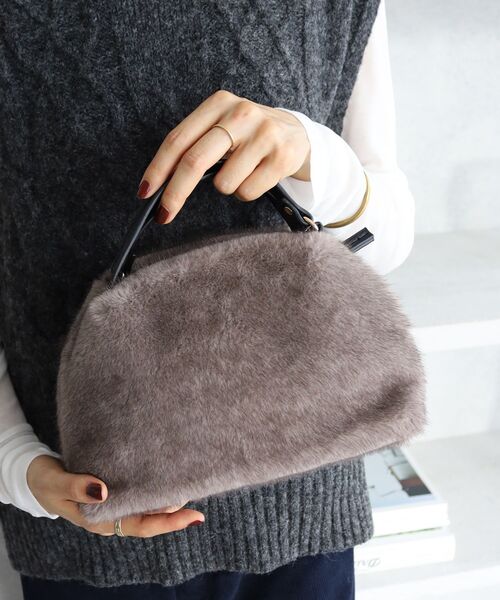 le.coeur blanc(ルクールブラン)の「エコファー2WAYショルダー(ショルダーバッグ・レディース・ブラック/グレイッシュベージュ・FREE)」の3枚目の写真