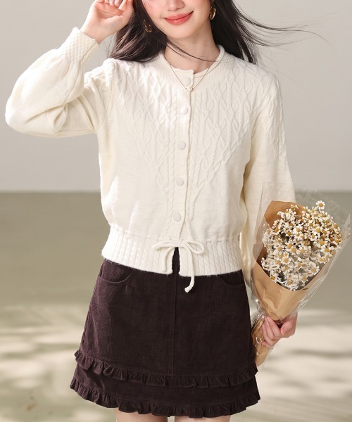 LUCPY(ラクピー)の「ケーブル編みペプラムニットカーディガン(カーディガン/ボレロ・レディース・ホワイト・X-LARGE/LARGE/MEDIUM/SMALL)」の3枚目の写真