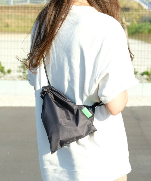 CONNA DESIGN（コンナデザイン）の「【CONNA DESIGN/コンナデザイン】別注Water Repellent Packable Kinchaku Shoulder パッカブル巾着ショルダー（ショルダーバッグ・レディース・ホワイト/ブラック/イエロー・FREE）」の2枚目の写真