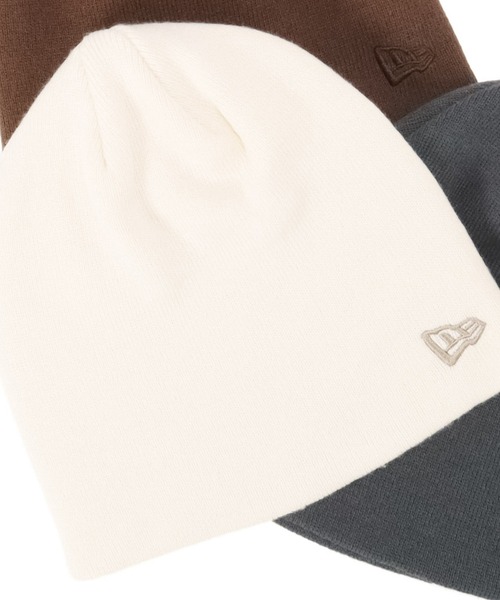 NEW ERA(ニューエラ)の「ニューエラ ベーシック ビーニー ニット帽(ニットキャップ/ビーニー・メンズ・ブラック×ホワイト/ロイヤルブルー/ケリーグリーン/ブラウン/ブルー系その他/ブラック×ゴールド/ライトグレー/ネイビー/レッド/アイボリー/ホワイト×ブラック/グリーン系その他/バーガンディー/グレー系カモフラージュ/ウィート/チャコール/パープル系その他/ブラック×ブラック/ベージュ/イエロー/アーミー/タイガーカモ/グリーン系その他2/ブラック×シルバー/ブラック系その他2/ブラック系その他3/パープル/ストーン/ベージュ系その他2/グリーン系その他3/ブラウン系その他/オリーブ/ネイビー系/チャコールグレー/オフホワイト/ライトグレー系/ダークブラウン/ライトイエロー/ライトピンク/オレンジ・FREE)」の2枚目の写真