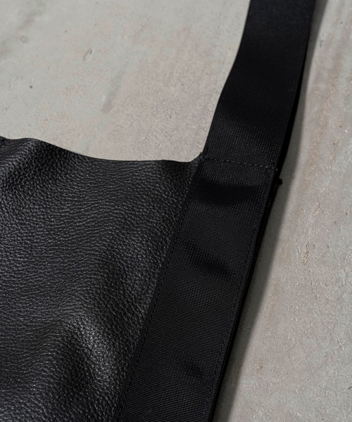 MAISON SPECIAL（メゾンスペシャル）の「《ユニセックスアイテム》カウレザー×テープコンビ2WAYショルダーショッピングバッグ 【MAISON SPECIAL/メゾンスペシャル】（ショルダーバッグ・メンズ・ブラック・FREE）」の5枚目の写真