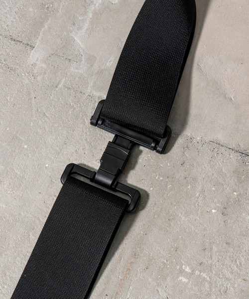 MAISON SPECIAL（メゾンスペシャル）の「《ユニセックスアイテム》カウレザー×テープコンビ2WAYショルダーショッピングバッグ 【MAISON SPECIAL/メゾンスペシャル】（ショルダーバッグ・メンズ・ブラック・FREE）」の3枚目の写真