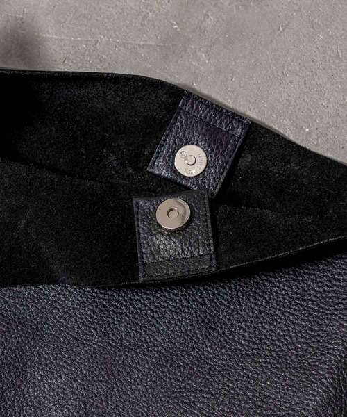 MAISON SPECIAL（メゾンスペシャル）の「《ユニセックスアイテム》カウレザー×テープコンビ2WAYショルダーショッピングバッグ 【MAISON SPECIAL/メゾンスペシャル】（ショルダーバッグ・メンズ・ブラック・FREE）」の8枚目の写真