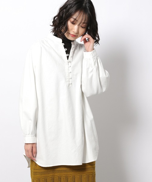 LAKOLE（ラコレ）の「アソートくるみボタンロングシャツ / LAKOLE（シャツ/ブラウス・レディース・ブラウン/ネイビー/オフホワイト・SMALL/MEDIUM）」の2枚目の写真