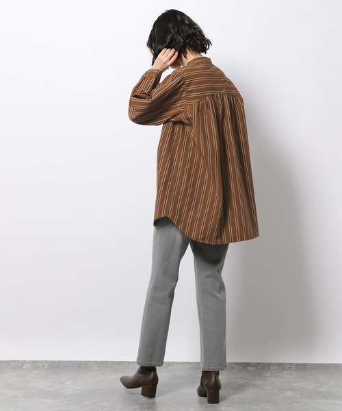 LAKOLE（ラコレ）の「アソートくるみボタンロングシャツ / LAKOLE（シャツ/ブラウス・レディース・ブラウン/ネイビー/オフホワイト・SMALL/MEDIUM）」の4枚目の写真