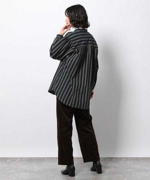 LAKOLE（ラコレ）の「アソートくるみボタンロングシャツ / LAKOLE（シャツ/ブラウス・レディース・ブラウン/ネイビー/オフホワイト・SMALL/MEDIUM）」の15枚目の写真