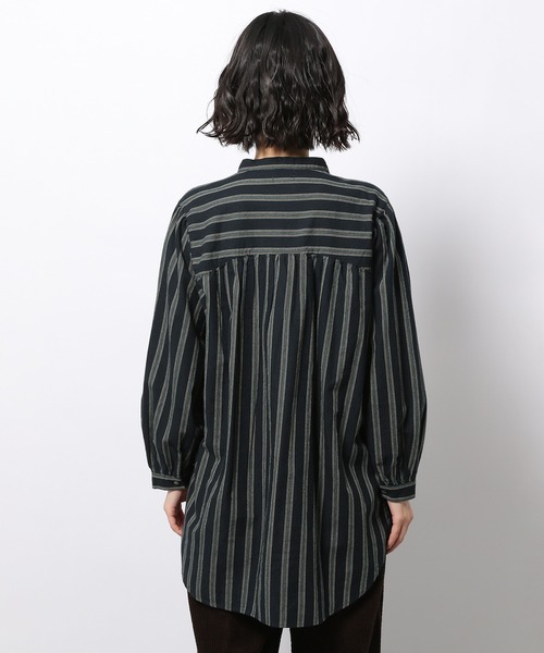 LAKOLE（ラコレ）の「アソートくるみボタンロングシャツ / LAKOLE（シャツ/ブラウス・レディース・ブラウン/ネイビー/オフホワイト・SMALL/MEDIUM）」の13枚目の写真