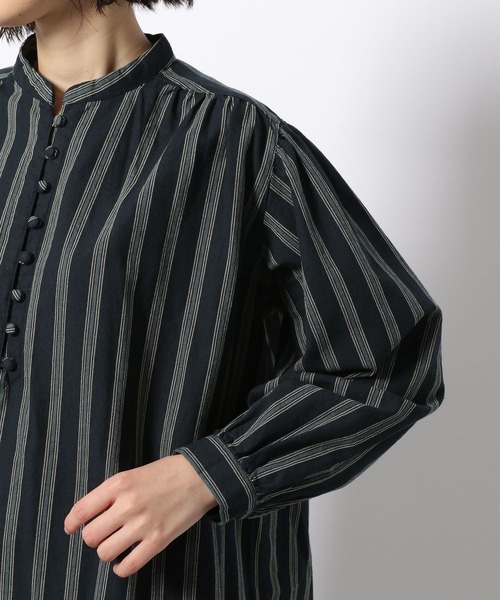 LAKOLE（ラコレ）の「アソートくるみボタンロングシャツ / LAKOLE（シャツ/ブラウス・レディース・ブラウン/ネイビー/オフホワイト・SMALL/MEDIUM）」の11枚目の写真