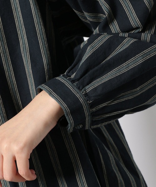 LAKOLE（ラコレ）の「アソートくるみボタンロングシャツ / LAKOLE（シャツ/ブラウス・レディース・ブラウン/ネイビー/オフホワイト・SMALL/MEDIUM）」の5枚目の写真