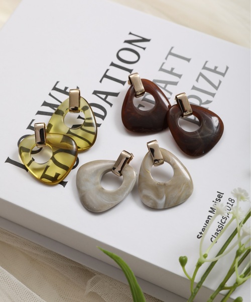 ap retro（アプレトロ）の「三角マーブルピアス【ZOZO限定アイテム】（ピアス（両耳用）・レディース・ブラウン/グレー/グリーン・FREE）」の7枚目の写真